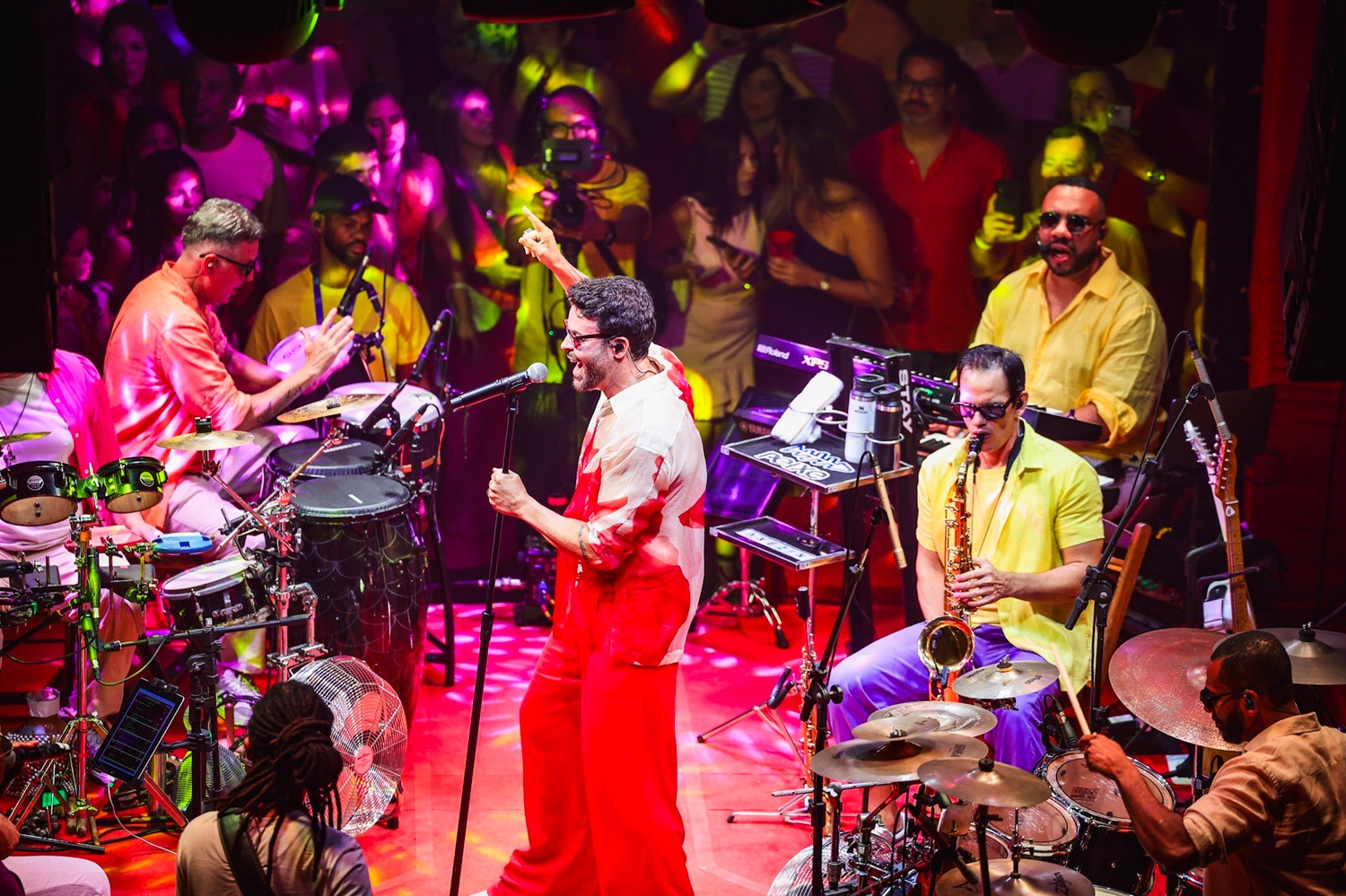 Alexandre Peixe celebra 40 anos do Axé Music em novo audiovisual com convidados históricos