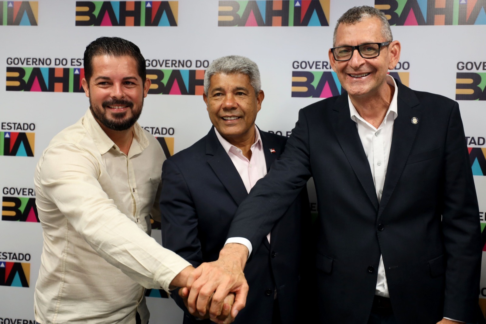 Gentio do Ouro recebe ambulância, van, micro-ônibus e autorização para nova UBS do Governo da Bahia