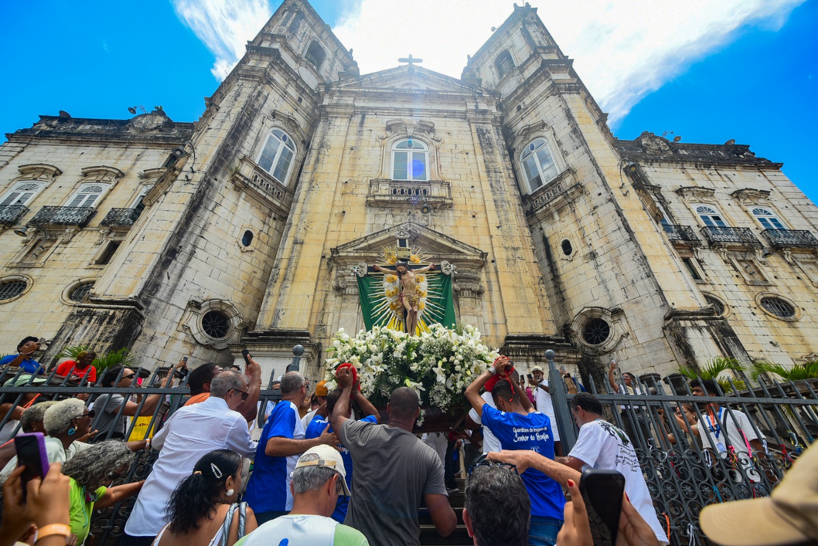 Entre fé e mar: imagem do Senhor do Bonfim cruza a Baía antes da Lavagem