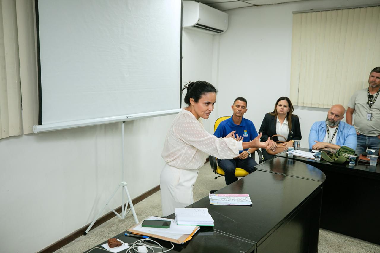 Prefeita Débora ajusta os últimos detalhes para a realização da Mica Lauro em reunião com o secretariado