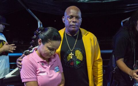 Imagem do post Na Mica Lauro, Débora Regis pede minuto de silêncio e homenageia legado de Alan Sanches