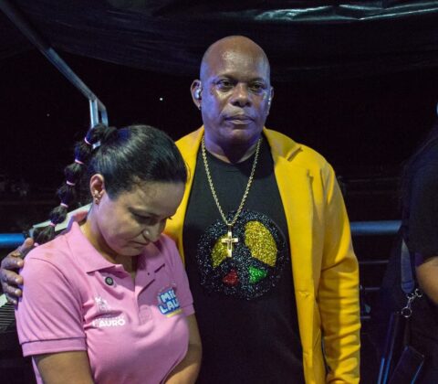 Imagem do post Na Mica Lauro, Débora Regis pede minuto de silêncio e homenageia legado de Alan Sanches