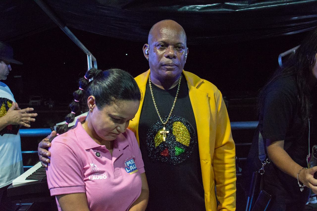 Na Mica Lauro, Débora Regis pede minuto de silêncio e homenageia legado de Alan Sanches