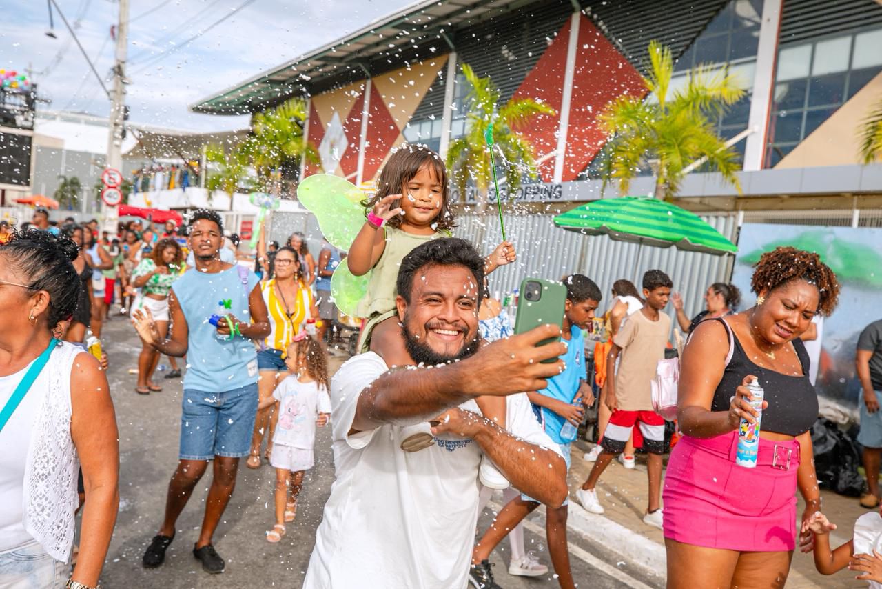 Mica Lauro arrasta centenas de pequenos foliões em bloco infantil no último dia da festa