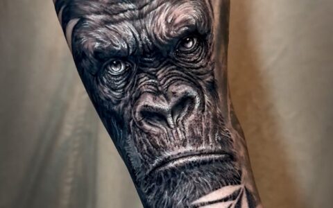 Imagem do post Cuidados com tatuagem no verão: especialista alerta para riscos da exposição ao sol