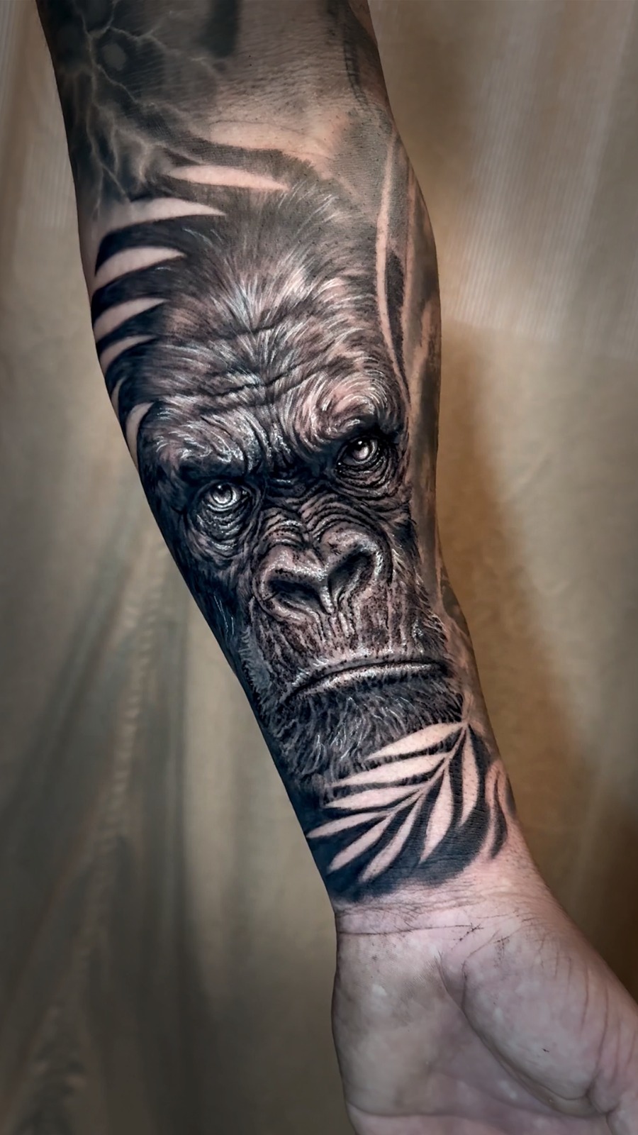 Cuidados com tatuagem no verão: especialista alerta para riscos da exposição ao sol