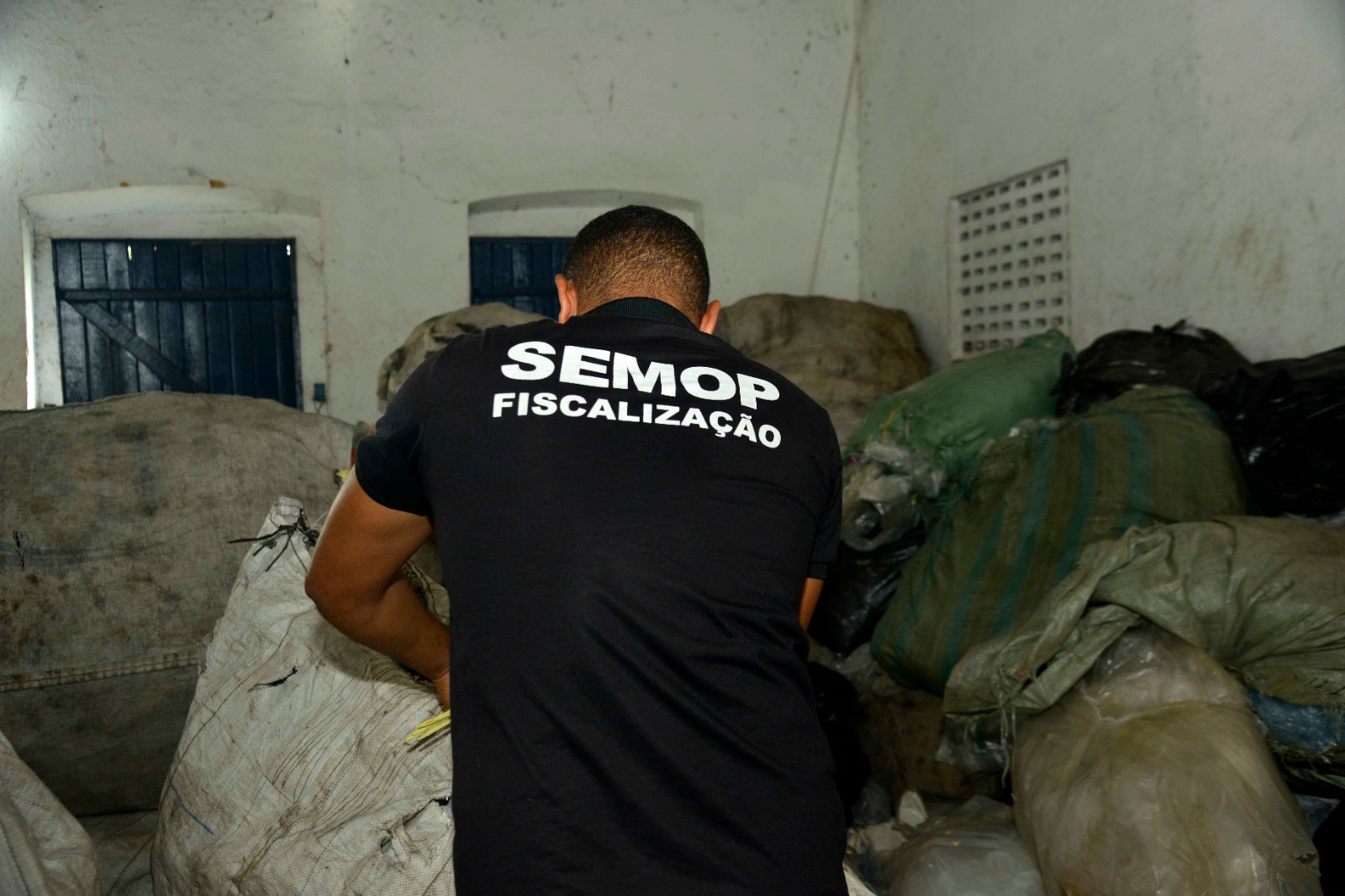 Três ferros-velhos são interditados em Salvador durante operação contra irregularidades