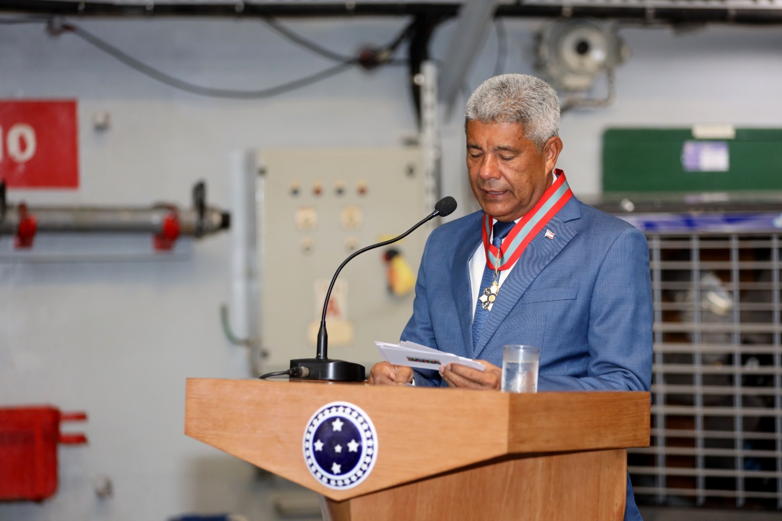 Governador Jerônimo Rodrigues recebe Medalha de Mérito Naval