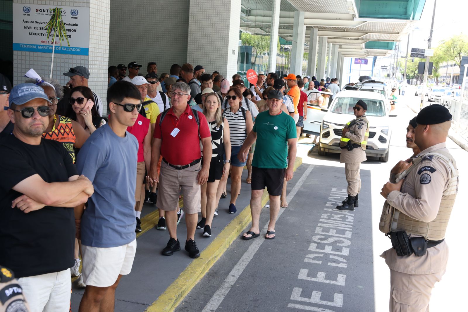 Operação Navio reforça segurança e acolhimento a turistas no Porto de Salvador durante temporada de cruzeiros