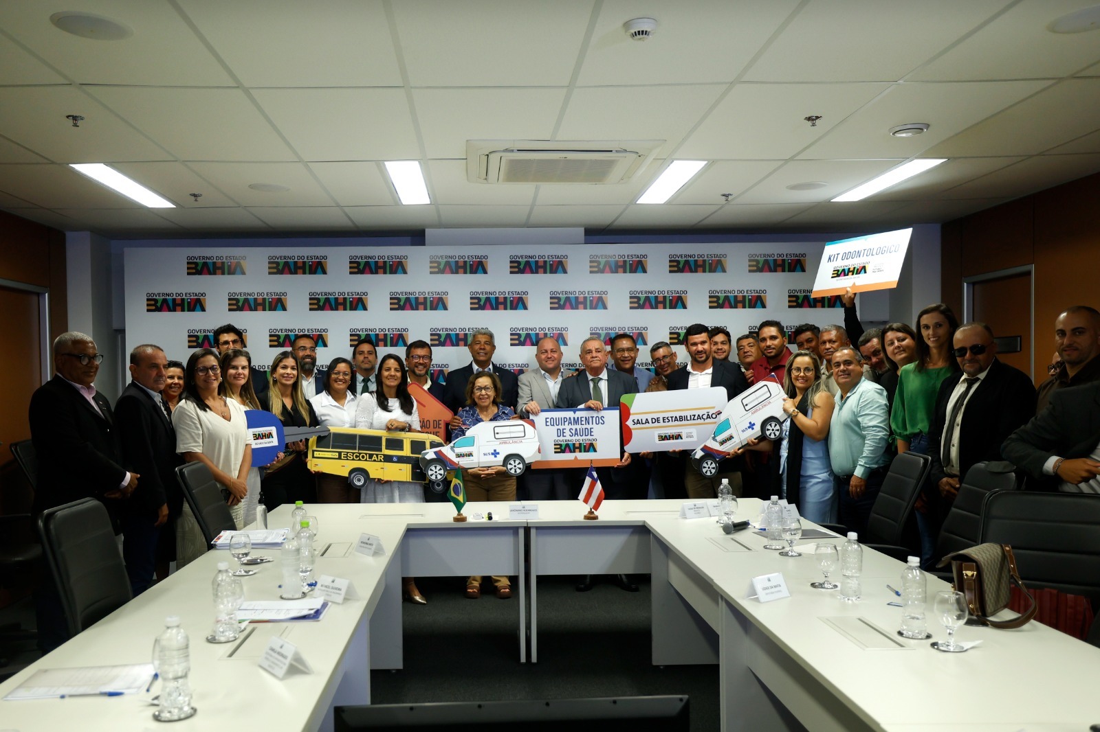 Governo da Bahia reforça saúde e educação em Jiquiriçá com entrega de ônibus escolar, ambulâncias e novos investimentos