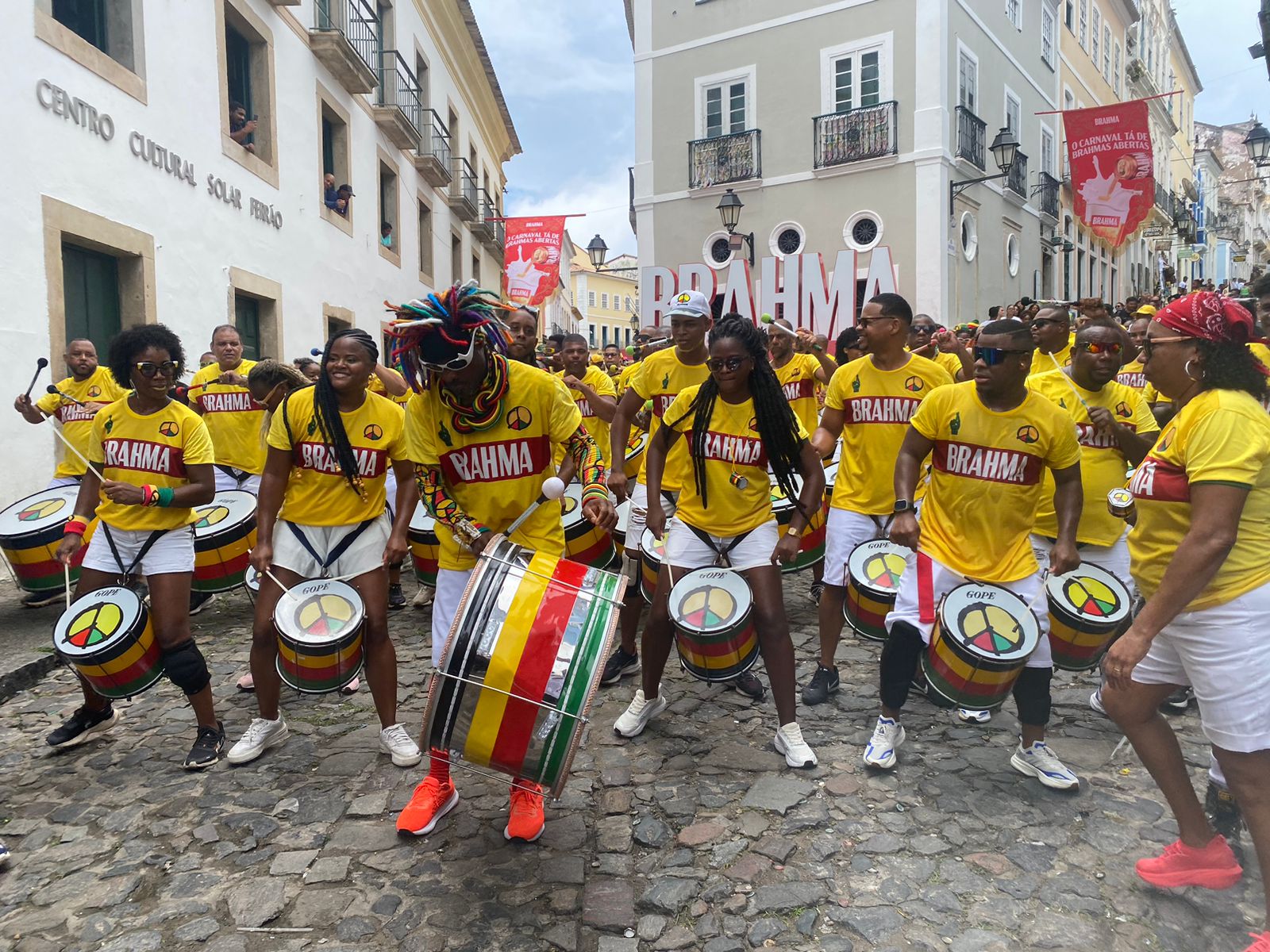 “Tudo começa e termina com música”: Olodum leva batida dos tambores a ação de Carnaval e futebol