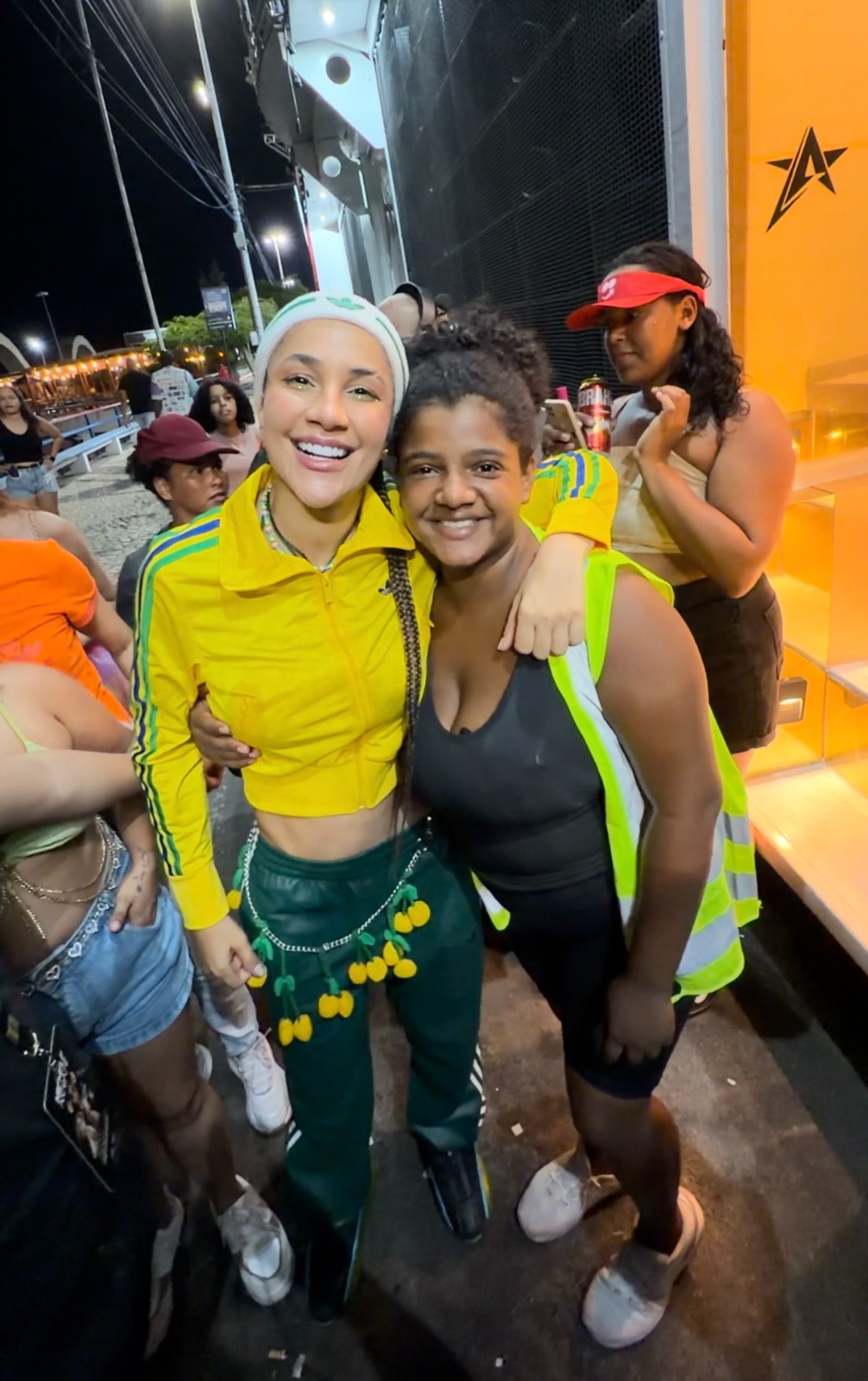 Michele Andrade compra todas as cervejas e encanta Juazeiro