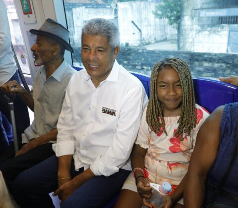 Imagem do post Ao lado de Jerônimo, moradores do Subúrbio fazem primeira viagem-teste do VLT