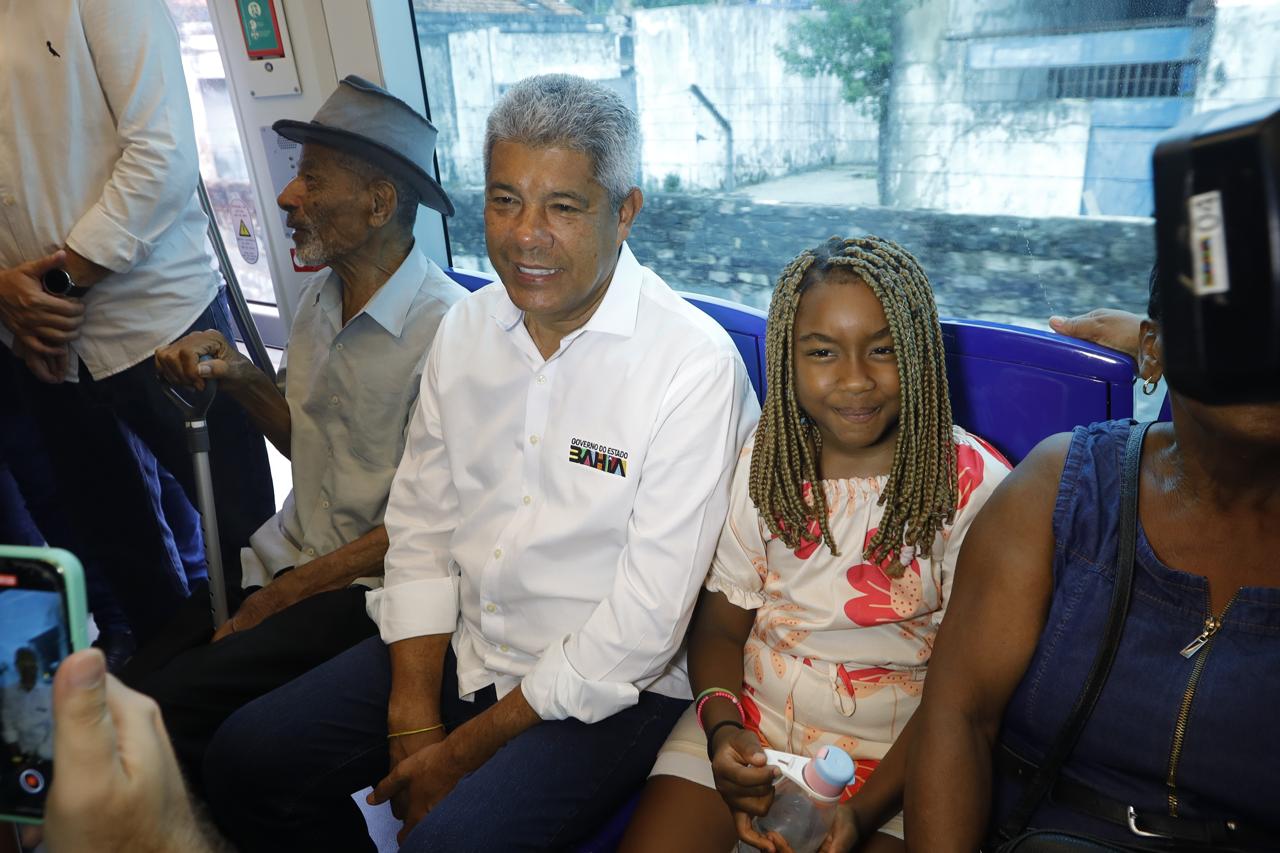 Ao lado de Jerônimo, moradores do Subúrbio fazem primeira viagem-teste do VLT
