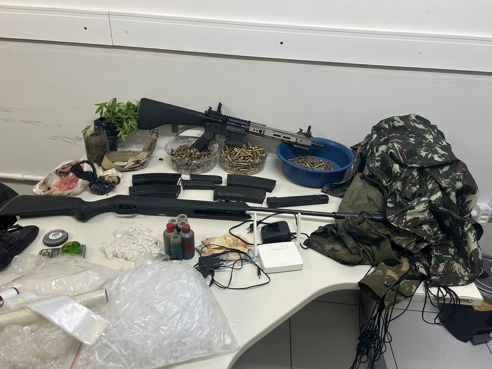 Baixa no CV: PM apreende fuzil, drogas e veículos em Maragogipe