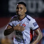 Disputa de gigantes: ex-artilheiro do Vitória vira alvo de Inter e Fluminense