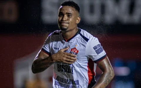 Imagem do post Disputa de gigantes: ex-artilheiro do Vitória vira alvo de Inter e Fluminense