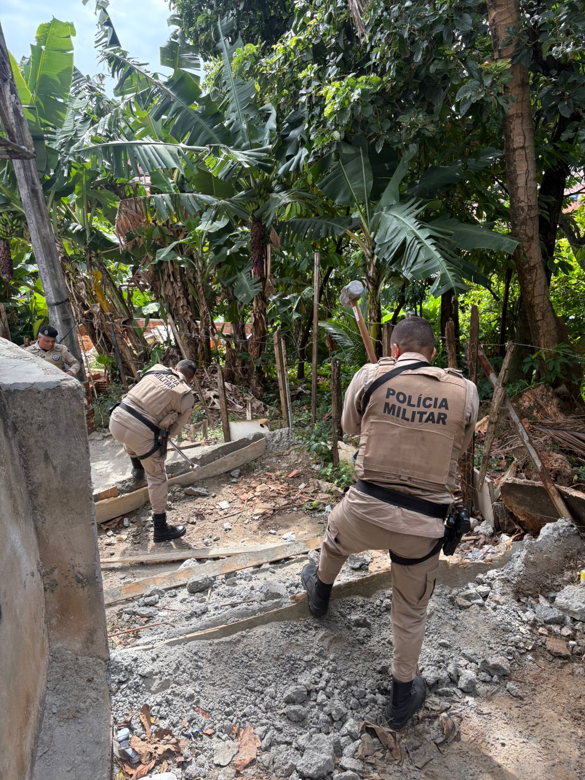 Pernambués: PM remove barricadas feitas pelo BDM