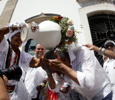 Imagem do post Governador celebra a fé e tradição baiana na chegada à Basílica do Senhor do Bonfim