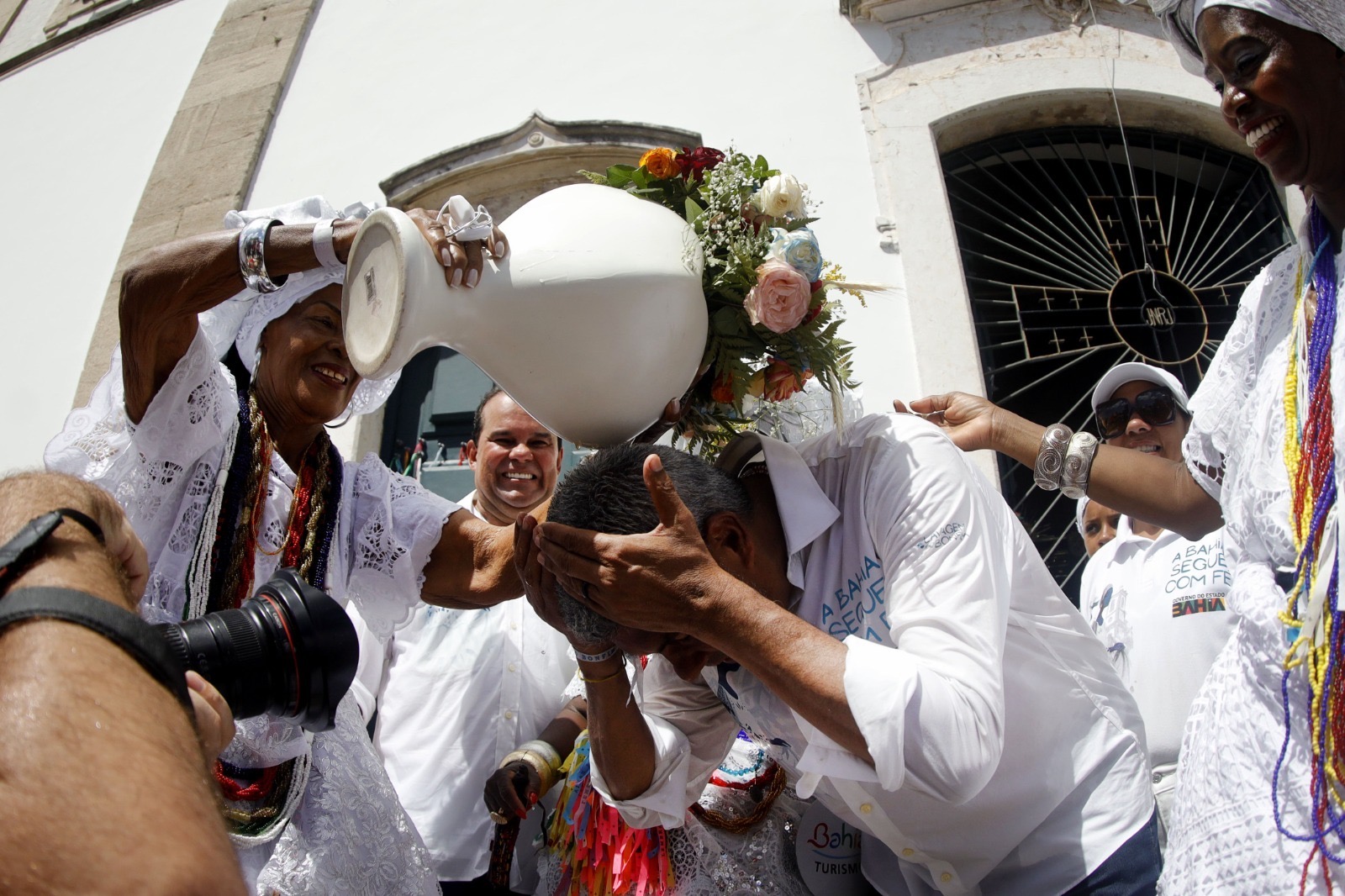 Governador celebra a fé e tradição baiana na chegada à Basílica do Senhor do Bonfim