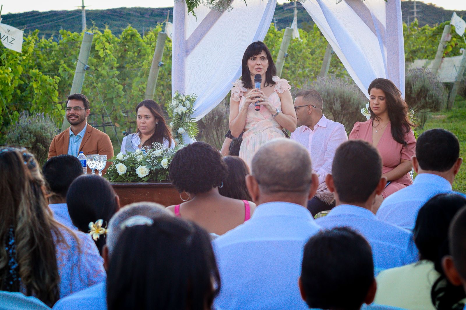 Prefeitura de Morro do Chapéu realiza casamento coletivo gratuito para 10 casais na Vinícola Vaz
