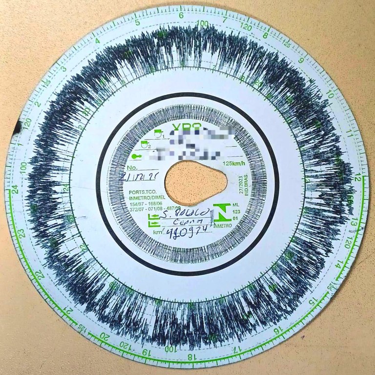 Motorista é flagrado há 30 dias sem trocar tacógrafo na BR-116