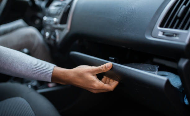 Atenção ao porta-luvas: o que você carrega ali pode render multa, crime e até apreensão do carro