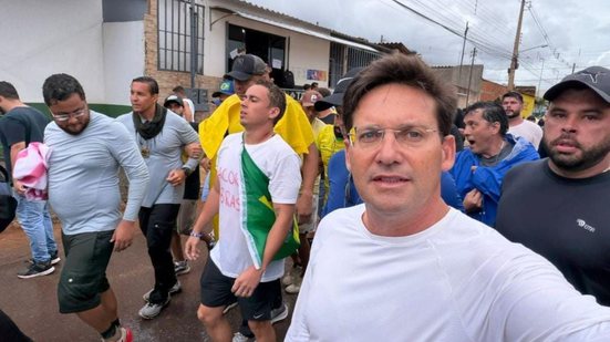 João Roma participa de caminhada ao lado de Nikolas Ferreira