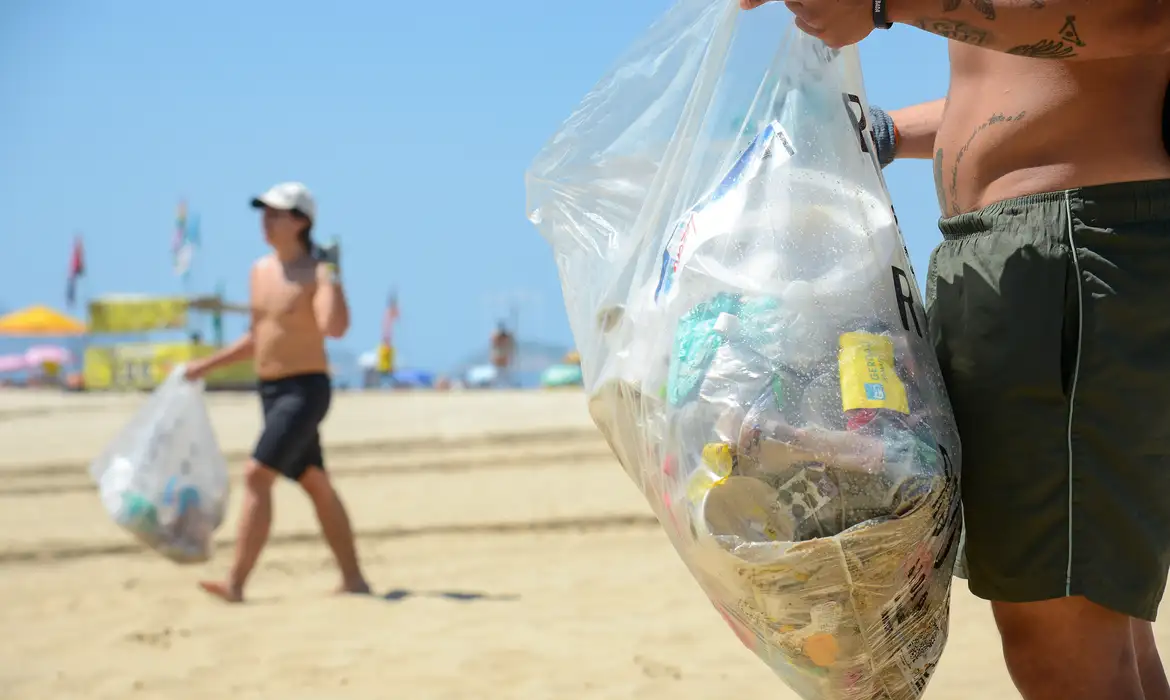 Praia do Rio Vermelho recebe mutirão de limpeza neste domingo (1°)