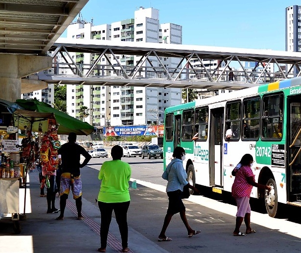 Jovem rouba ônibus na Av. ACM e acaba preso