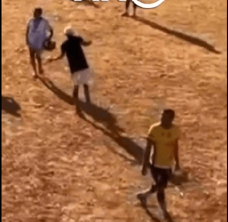 Jovem é executado a tiros em campo de futebol; veja vídeo