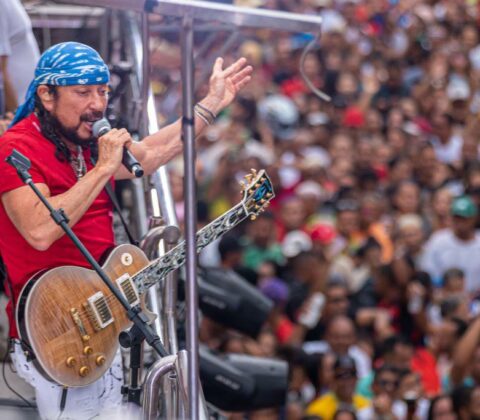 Imagem do post Trio trava no meio da folia e Bell Marques dispara no circuito Dodô: “Todo ano é a mesma coisa”