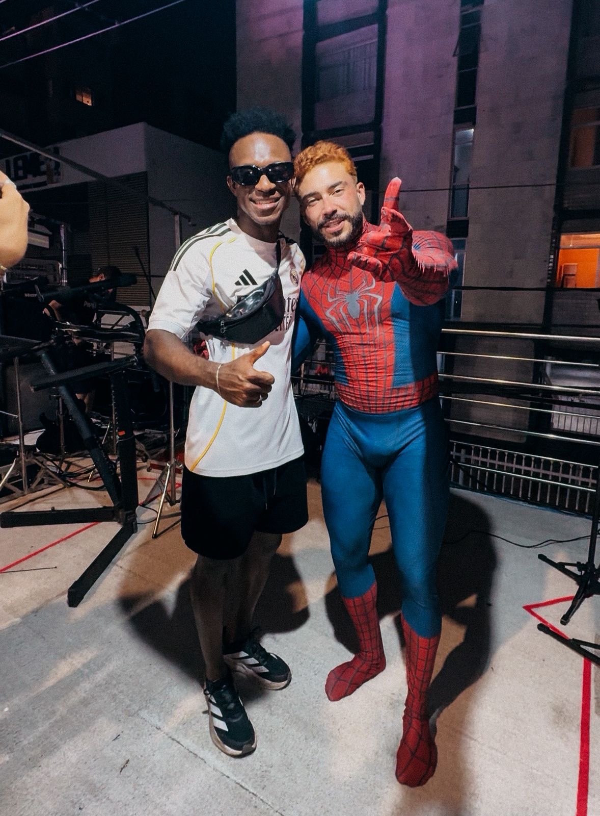 Sósia de Vinícius Júnior viraliza no trio do Papazoni e movimenta o Carnaval de Salvador