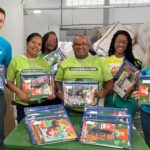 Voluntários da Braskem entregam kits escolares a filhos de catadores em Salvador e Camaçari