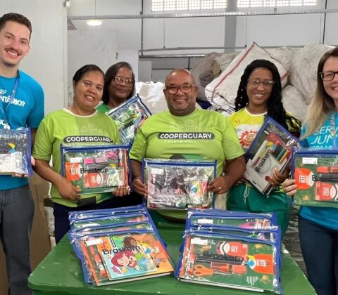 Imagem do post Voluntários da Braskem entregam kits escolares a filhos de catadores em Salvador e Camaçari