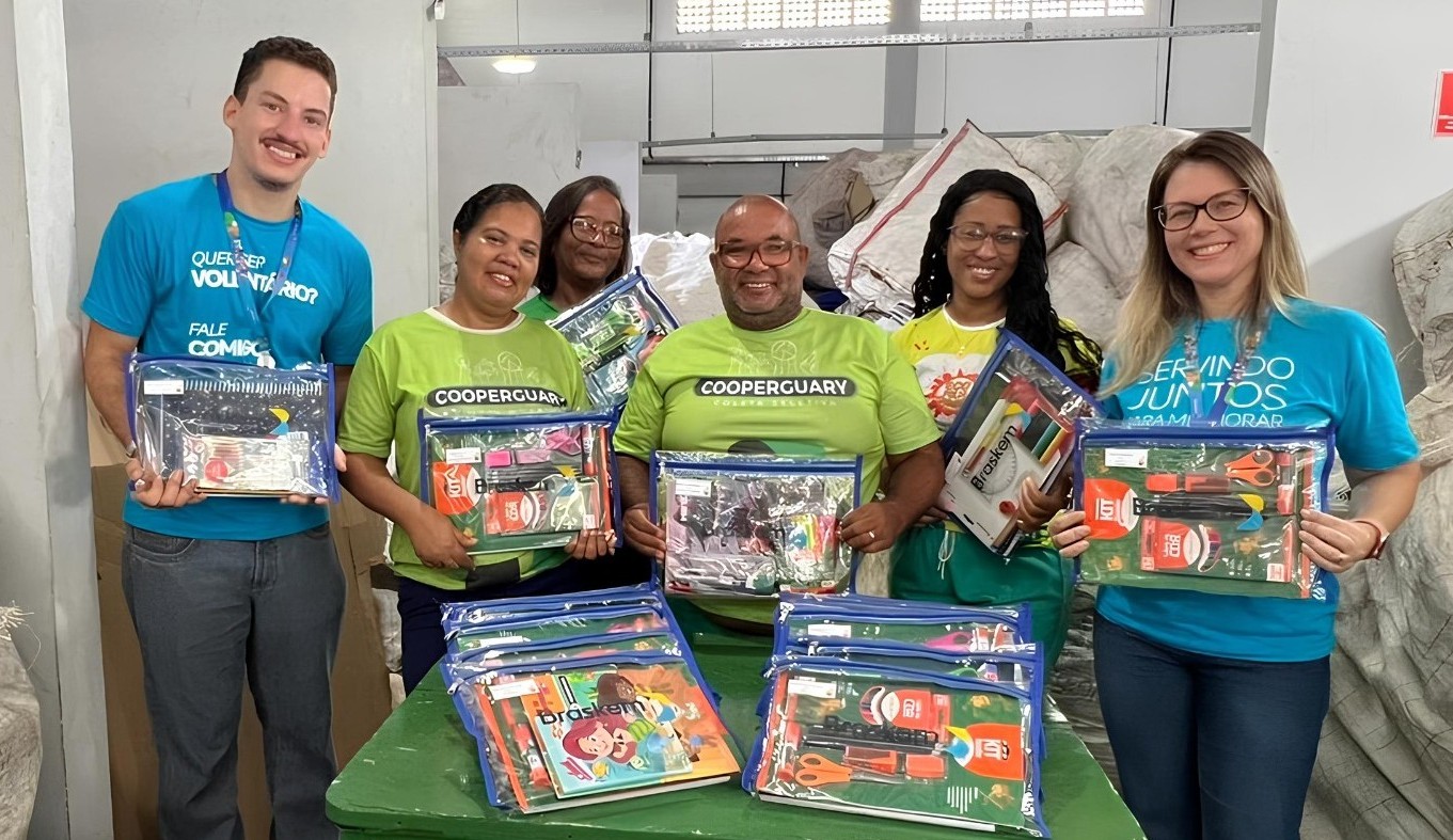 Voluntários da Braskem entregam kits escolares a filhos de catadores em Salvador e Camaçari