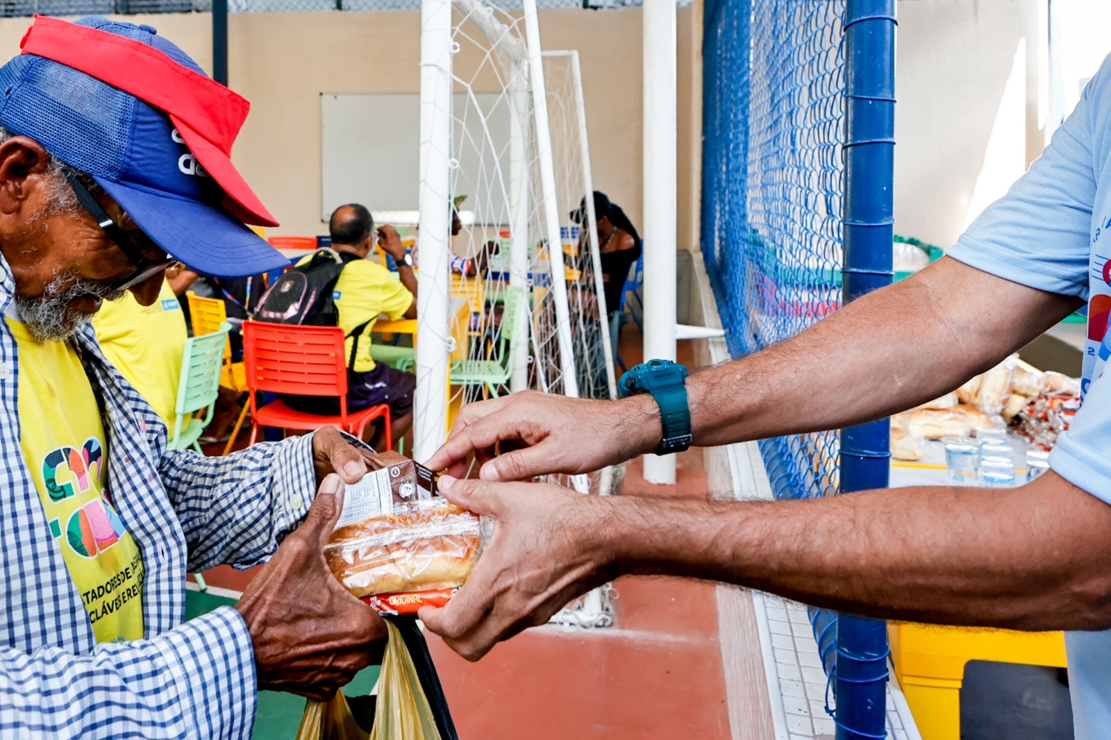 Catadores de materiais recicláveis recebem café da manhã e almoço em serviço da Prefeitura no Carnaval
