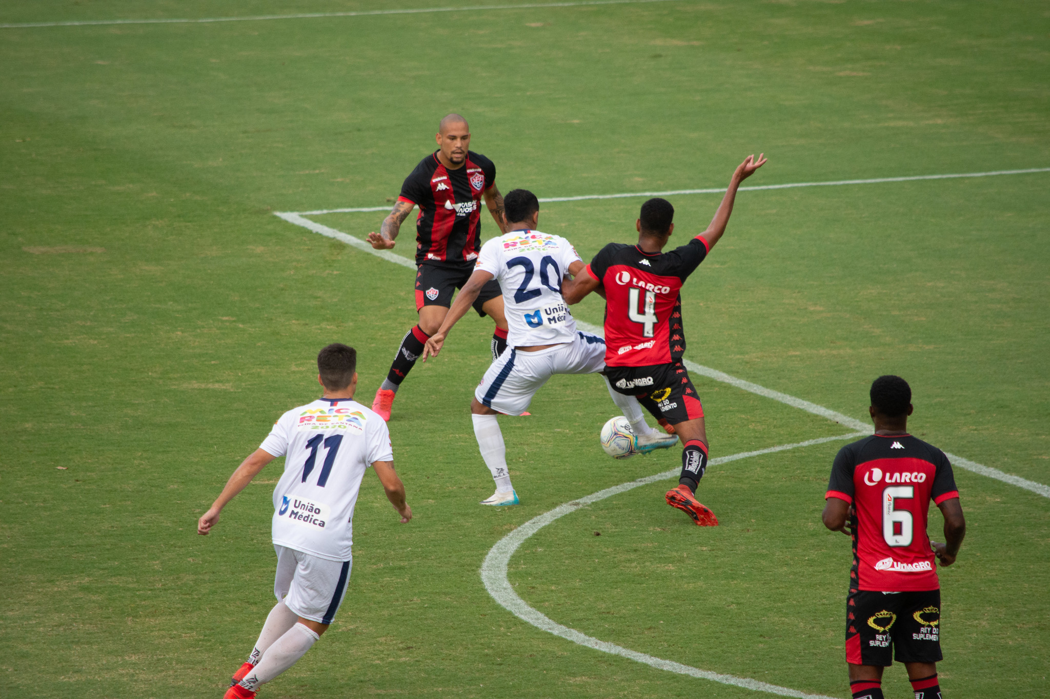 Clássico decisivo no Barradão: Vitória pode disparar no G-4 e Bahia de Feira joga contra o risco
