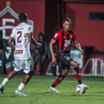 Reprovado nos exames, atacante tem transferência cancelada e volta para o Vitória 