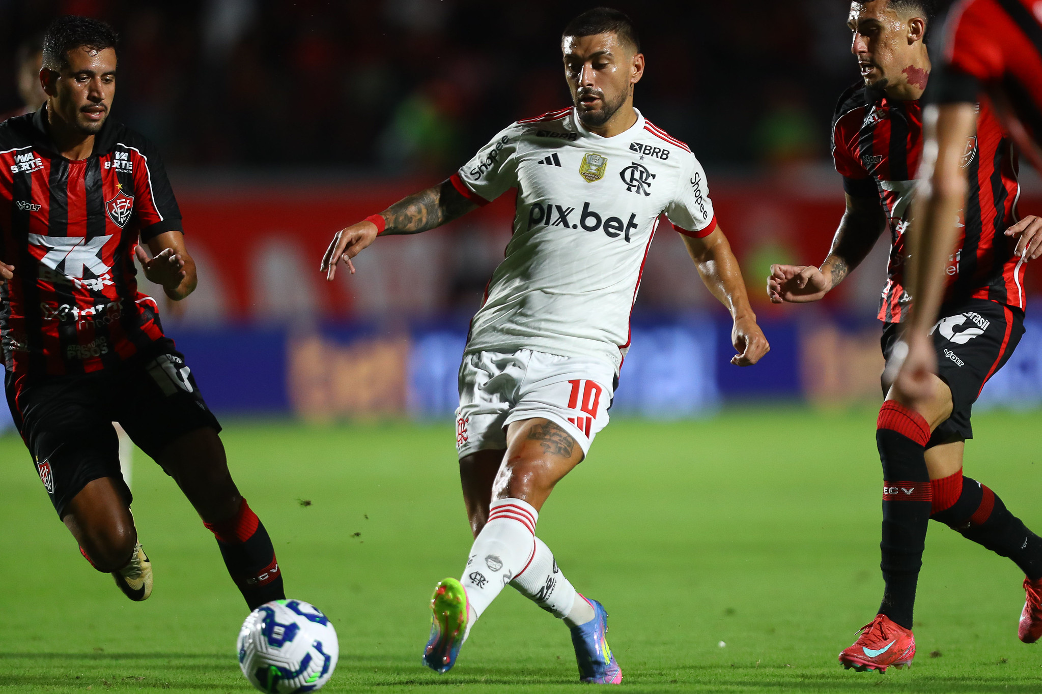 Reencontro ou pesadelo? Vitória tenta virar a chave no Barradão contra o Flamengo