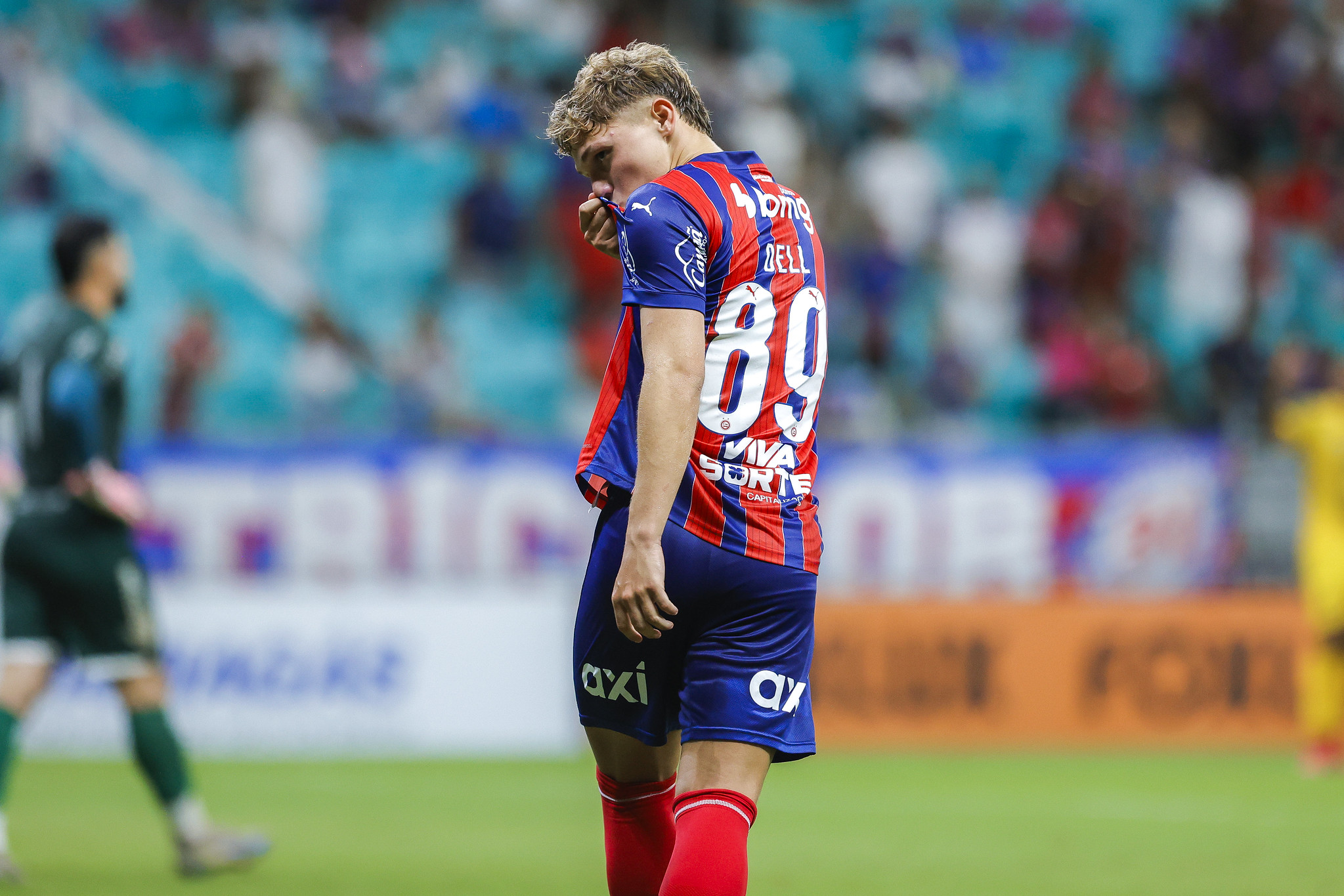 Entrou e foi expulso: Dell pede desculpas após vermelho com oito minutos em campo