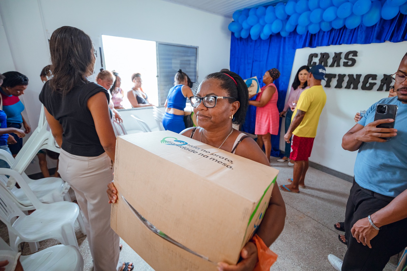 Débora Regis beneficia 600 famílias com programa Alimenta Lauro e anuncia novo programa habitacional