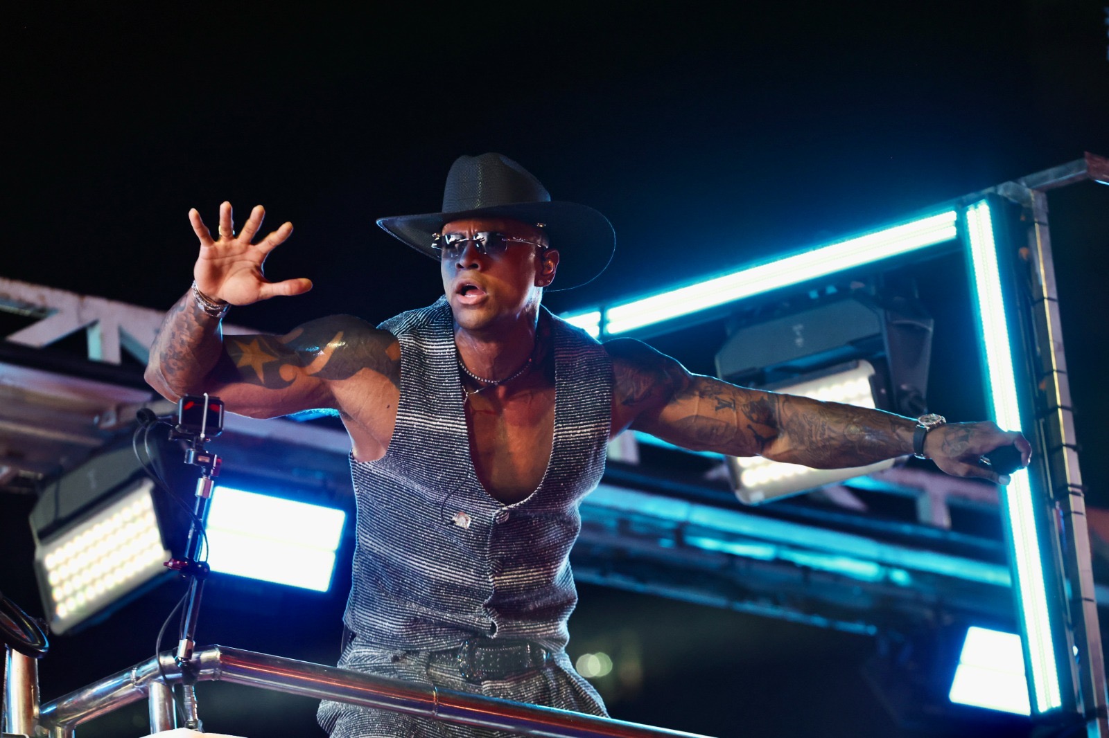 Aposta para o Carnaval? Nova música de Léo Santana é cantada em coro por multidão no Pipoco