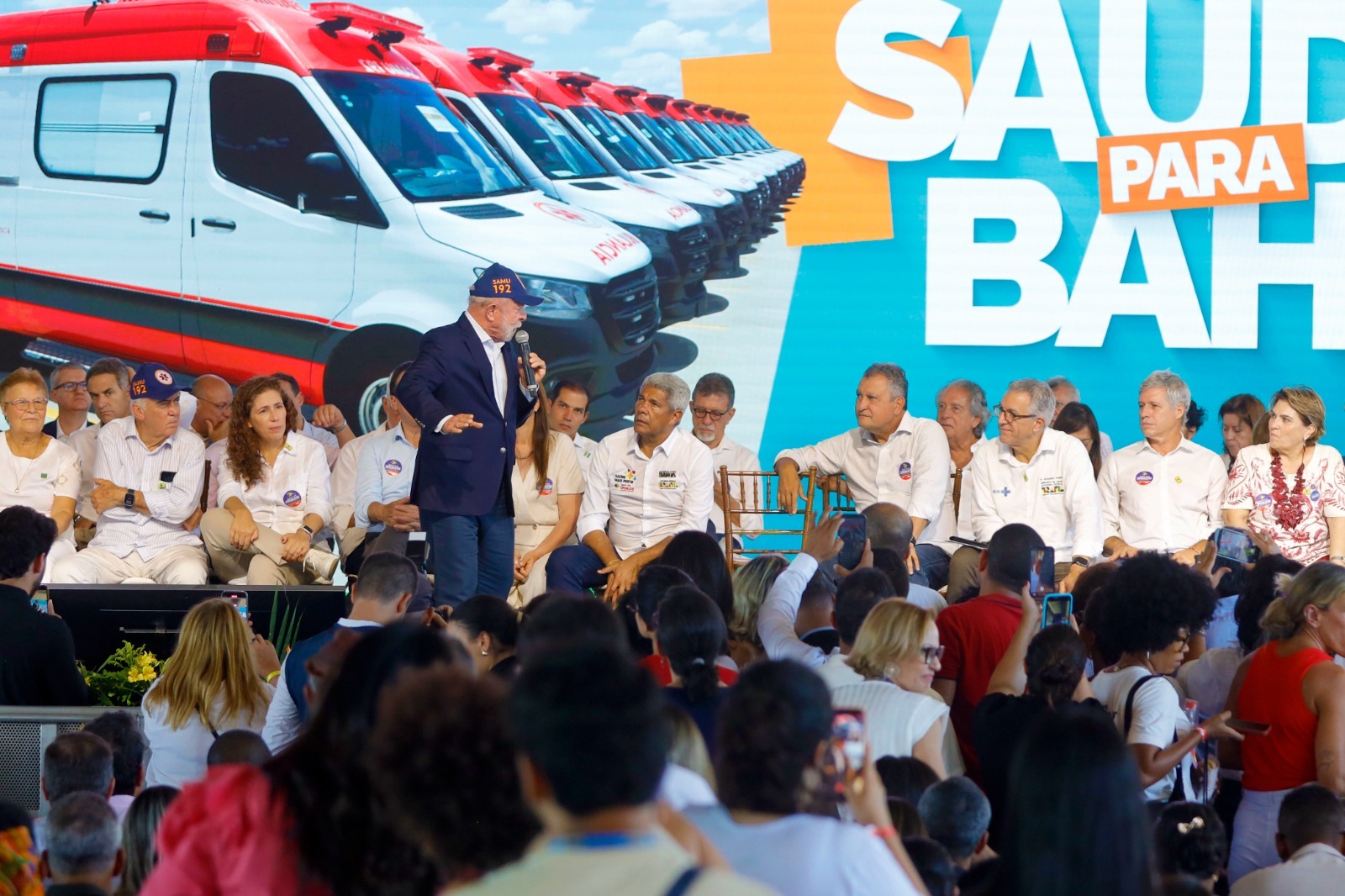 Lula e Jerônimo entregam mais de mil veículos e equipamentos de saúde na Bahia