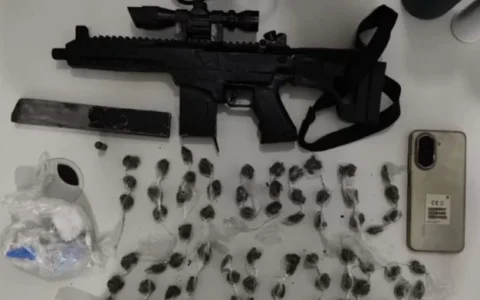 Imagem do post Homem é detido com submetralhadora e entorpecentes