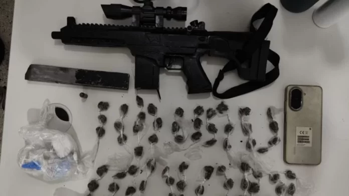 Homem é detido com submetralhadora e entorpecentes