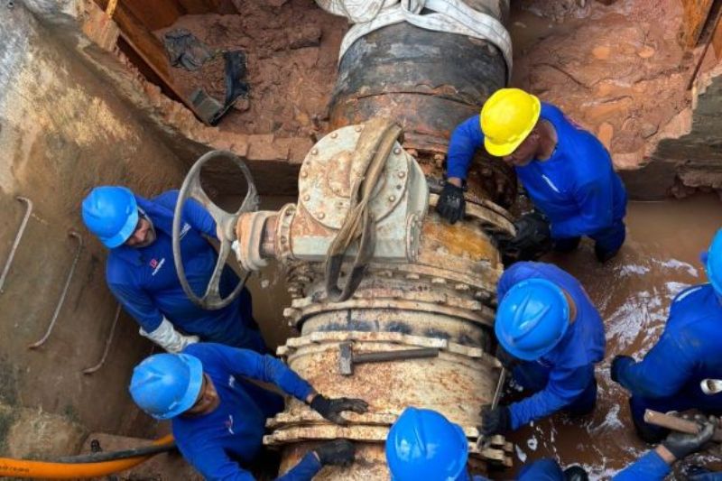Reparo em adutora suspende abastecimento de água em bairros de Salvador