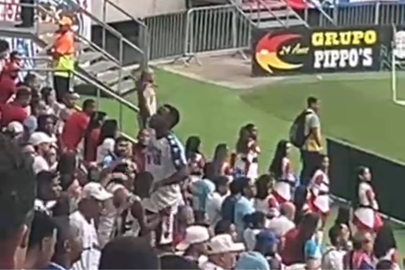 Imagem do post VÍDEO: protestos da torcida marcam início de Bahia x Juazeirense