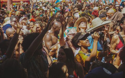 Imagem do post Banho de Mar à Fantasia reafirma tradição pré-carnavalesca na Ladeira da Preguiça neste domingo