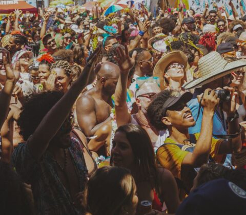 Imagem do post Banho de Mar à Fantasia reafirma tradição pré-carnavalesca na Ladeira da Preguiça neste domingo